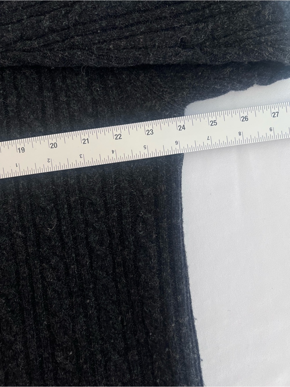 Banana Republic Lambwool Men's Dark Gray Cable V-Neck Sweater - Picture 6 of 6